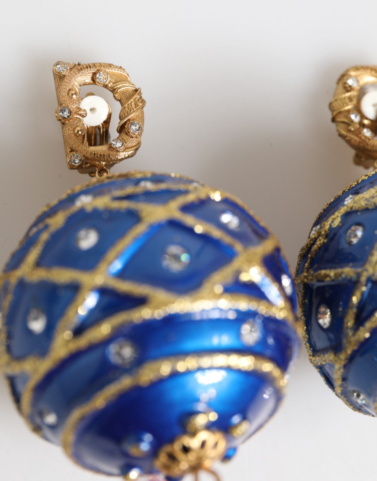 Boucles d'oreilles clips en laiton doré et cristal bleu en forme de boule de Noël de Dolce &amp; Gabbana