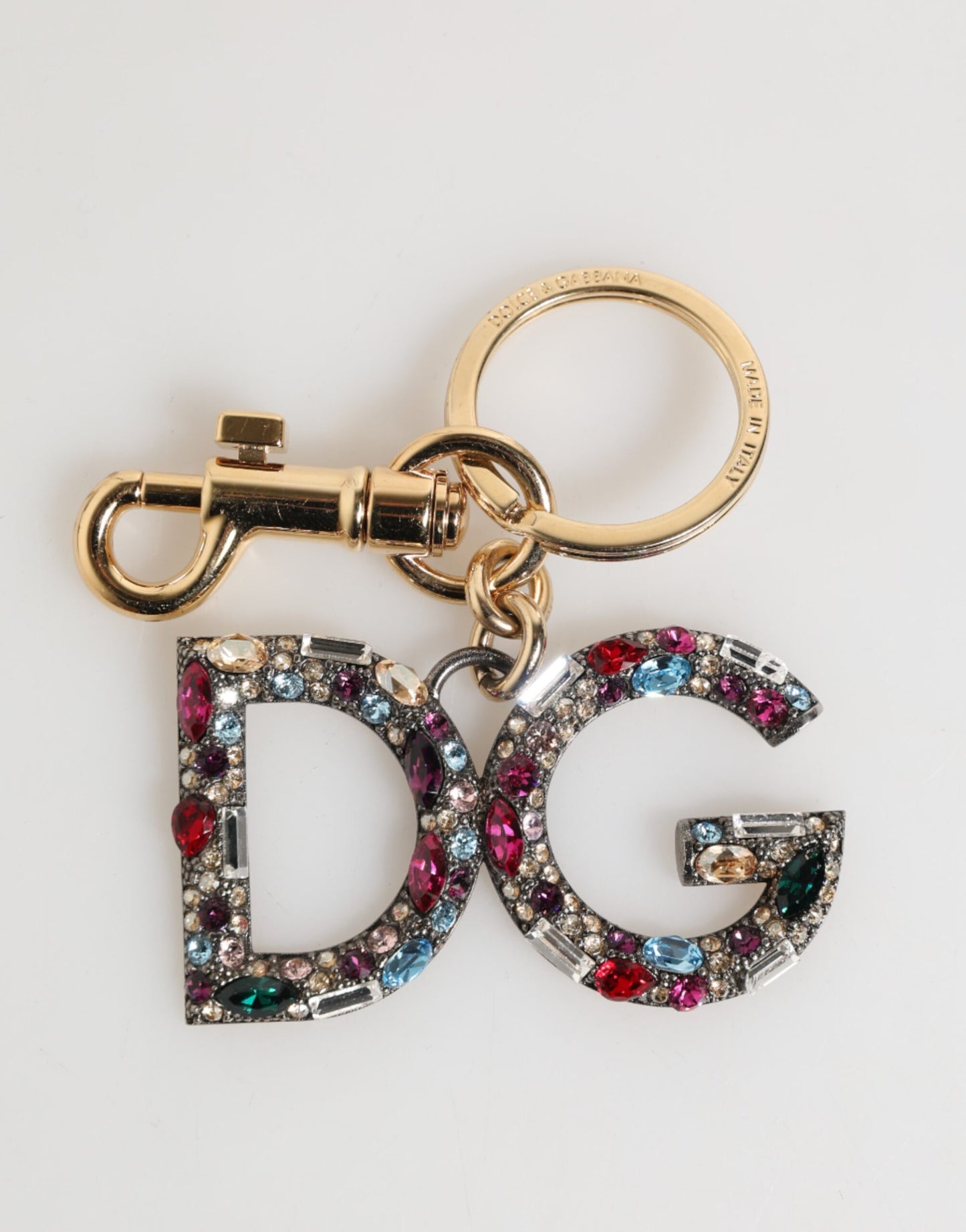 Pendentif porte-clés Dolce & Gabbana en forme de logo DG en cristal multicolore et doré.