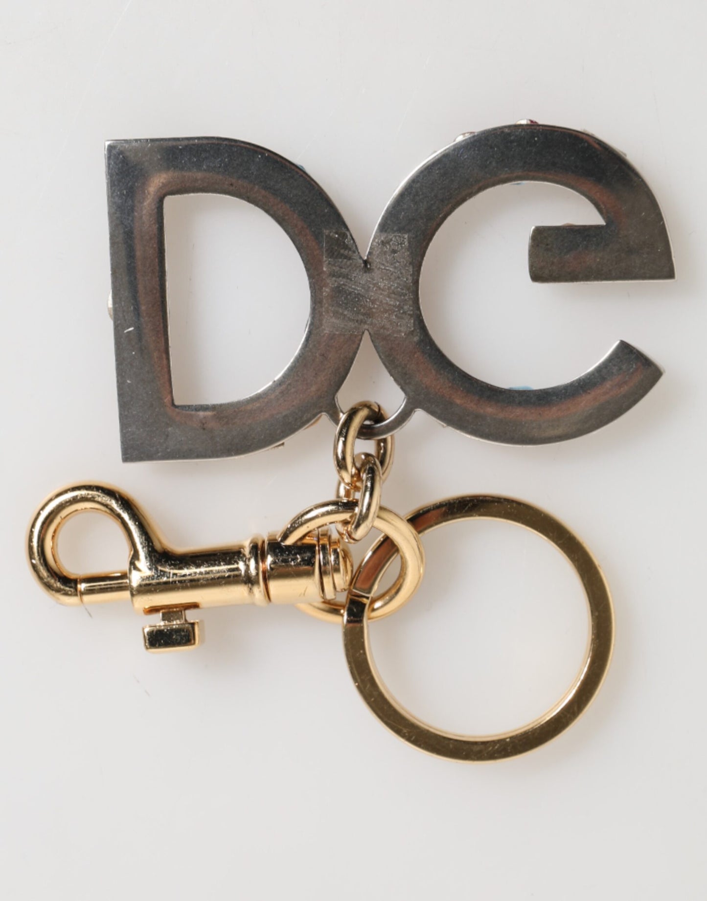 Pendentif porte-clés Dolce & Gabbana en forme de logo DG en cristal multicolore et doré.