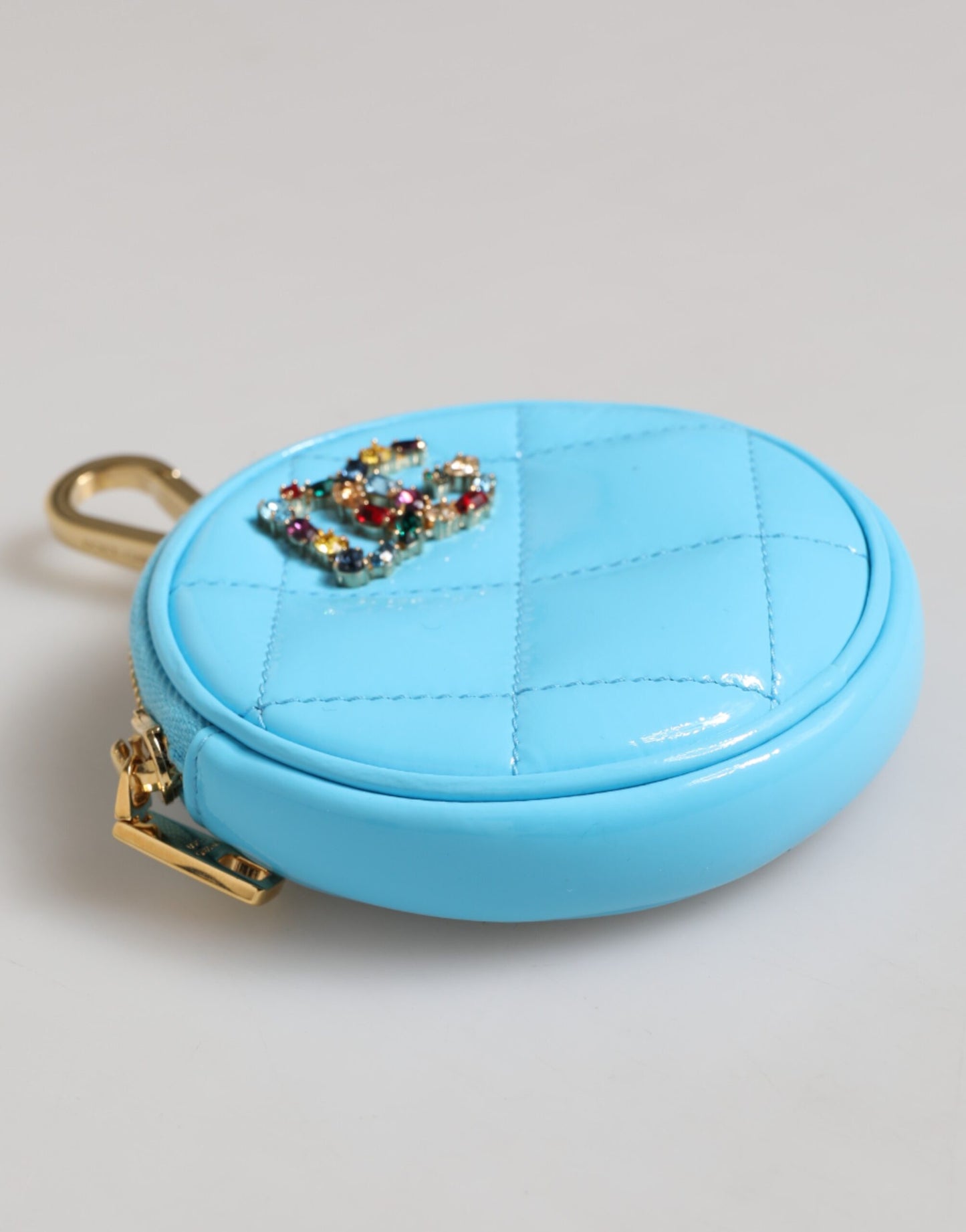 Porte-monnaie rond en cuir bleu azur Dolce &amp; Gabbana, avec logo en cristal et porte-clés.
