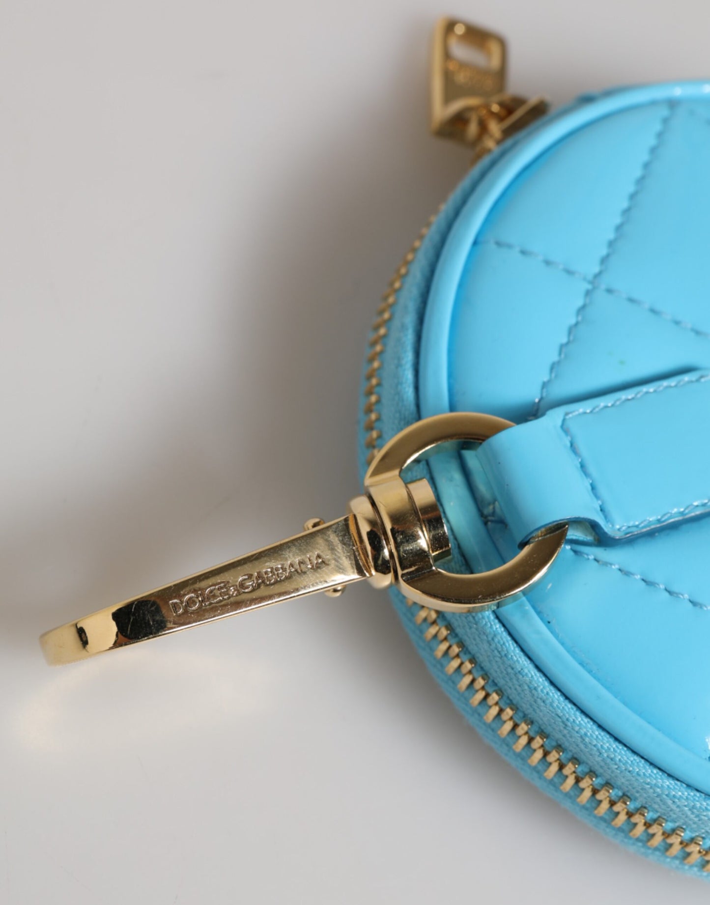 Porte-monnaie rond en cuir bleu azur Dolce &amp; Gabbana, avec logo en cristal et porte-clés.