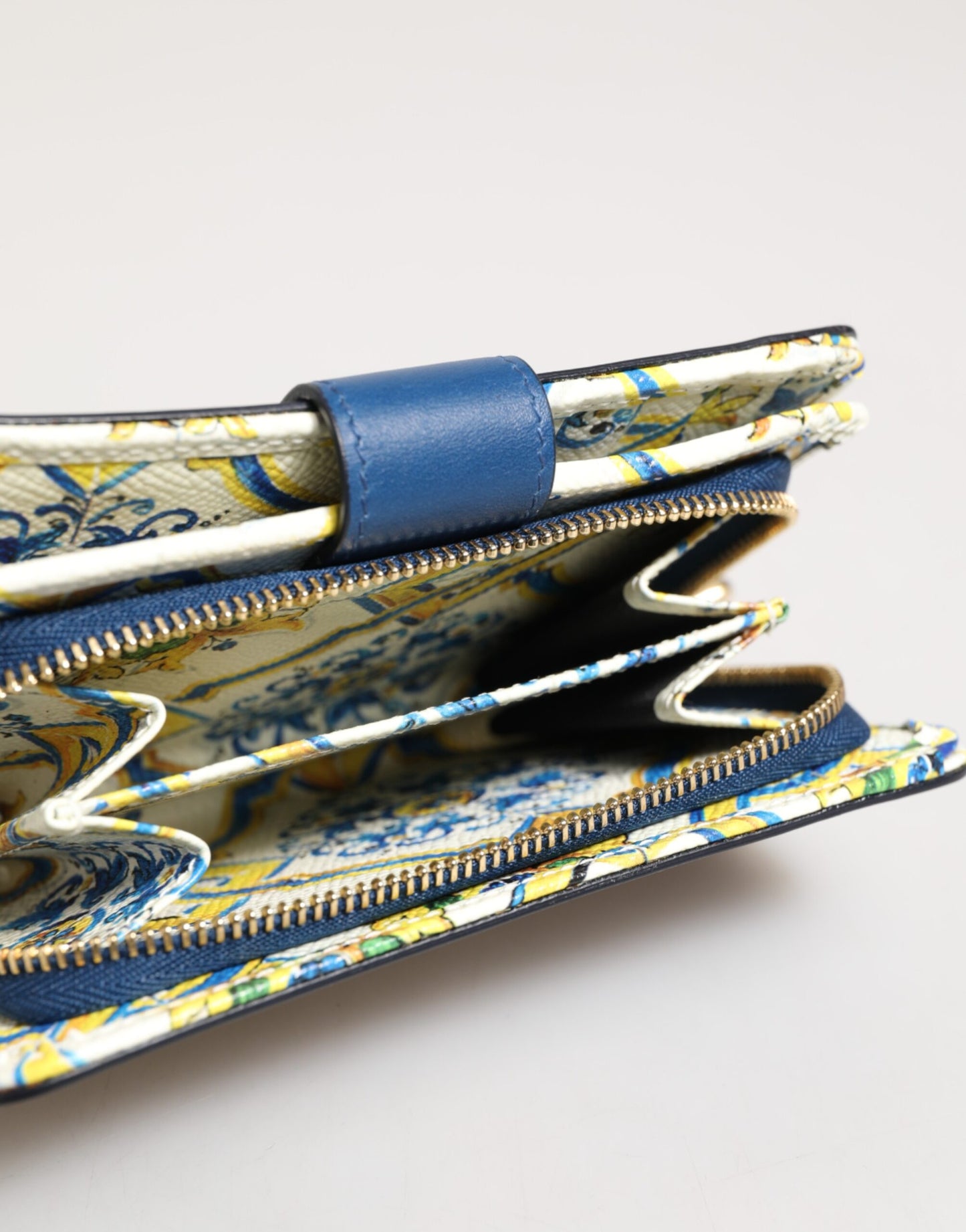 Portefeuille à rabat en cuir bleu Dolce &amp; Gabbana avec imprimé de carreaux et fermeture éclair.