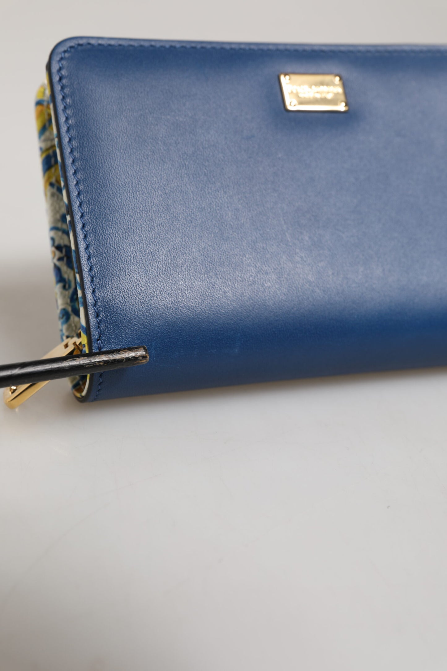 Portefeuille à rabat en cuir bleu Dolce &amp; Gabbana avec imprimé de carreaux et fermeture éclair.