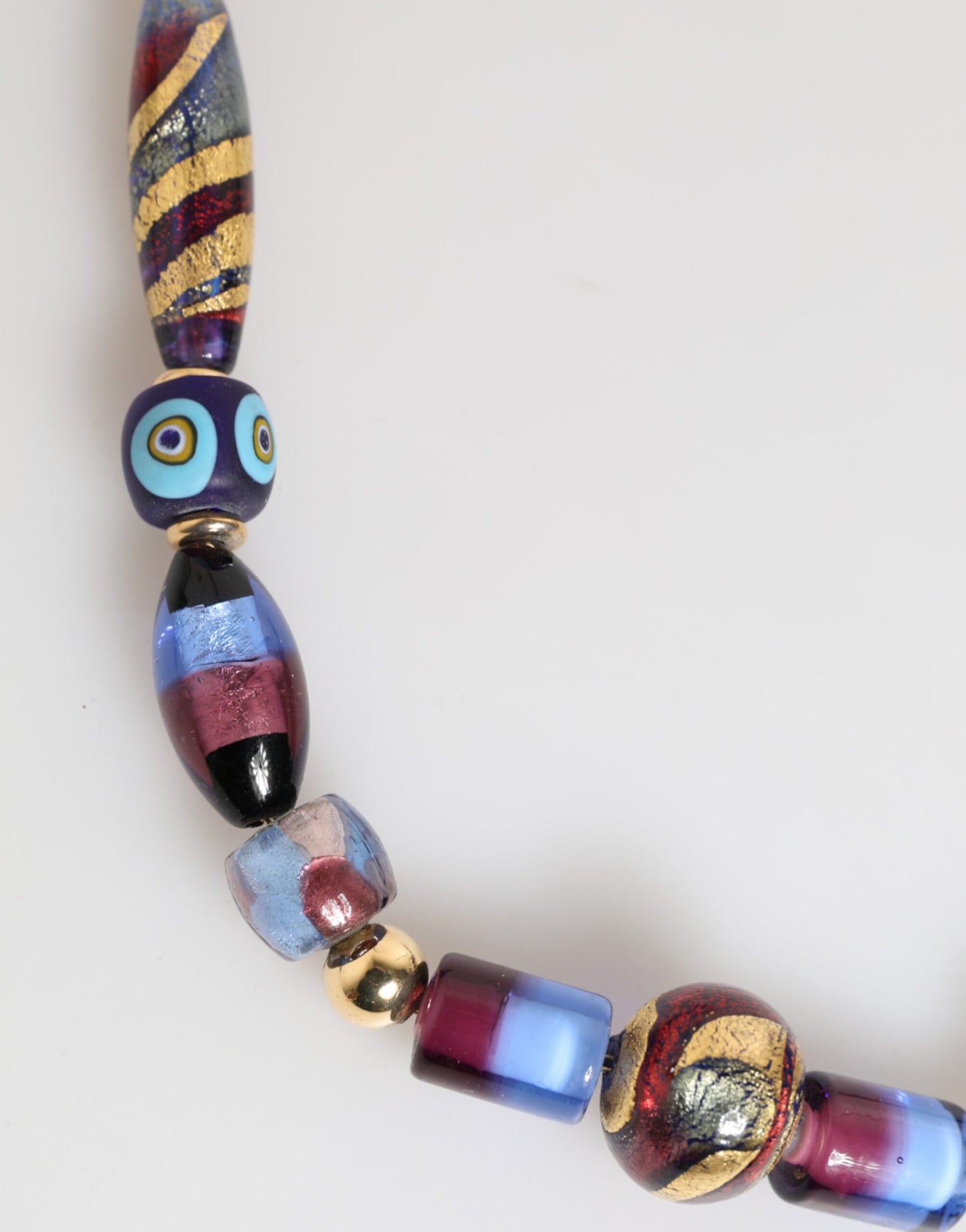 Collier Dolce &amp; Gabbana en chaîne en laiton doré avec perles de verre de Murano multicolores.