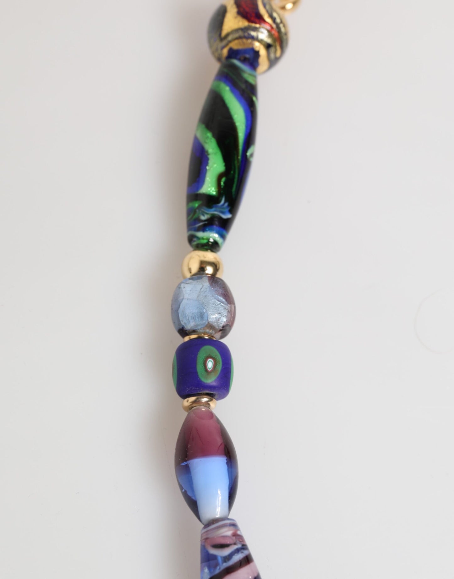 Collier Dolce &amp; Gabbana en chaîne en laiton doré avec perles de verre de Murano multicolores.