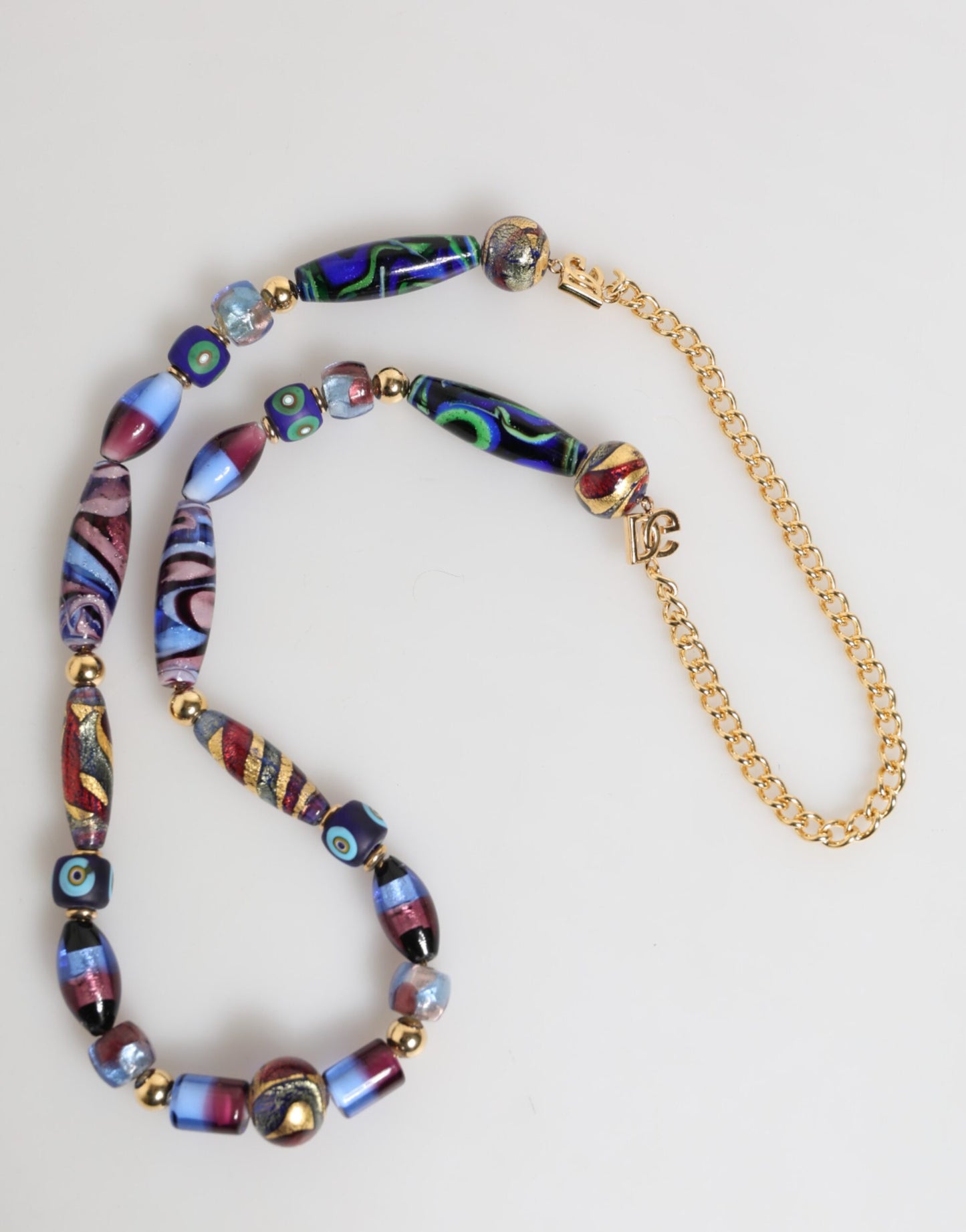 Collier Dolce &amp; Gabbana en chaîne en laiton doré avec perles de verre de Murano multicolores.