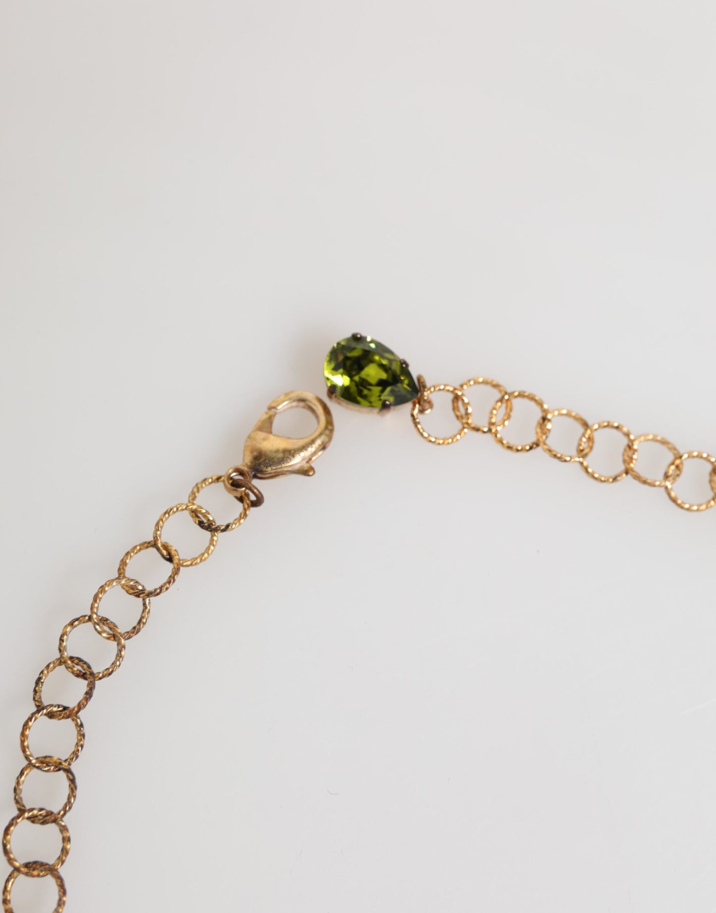 Collier bijou fantaisie Dolce &amp; Gabbana en forme de rose rouge, orné de cristaux et de fleurs.