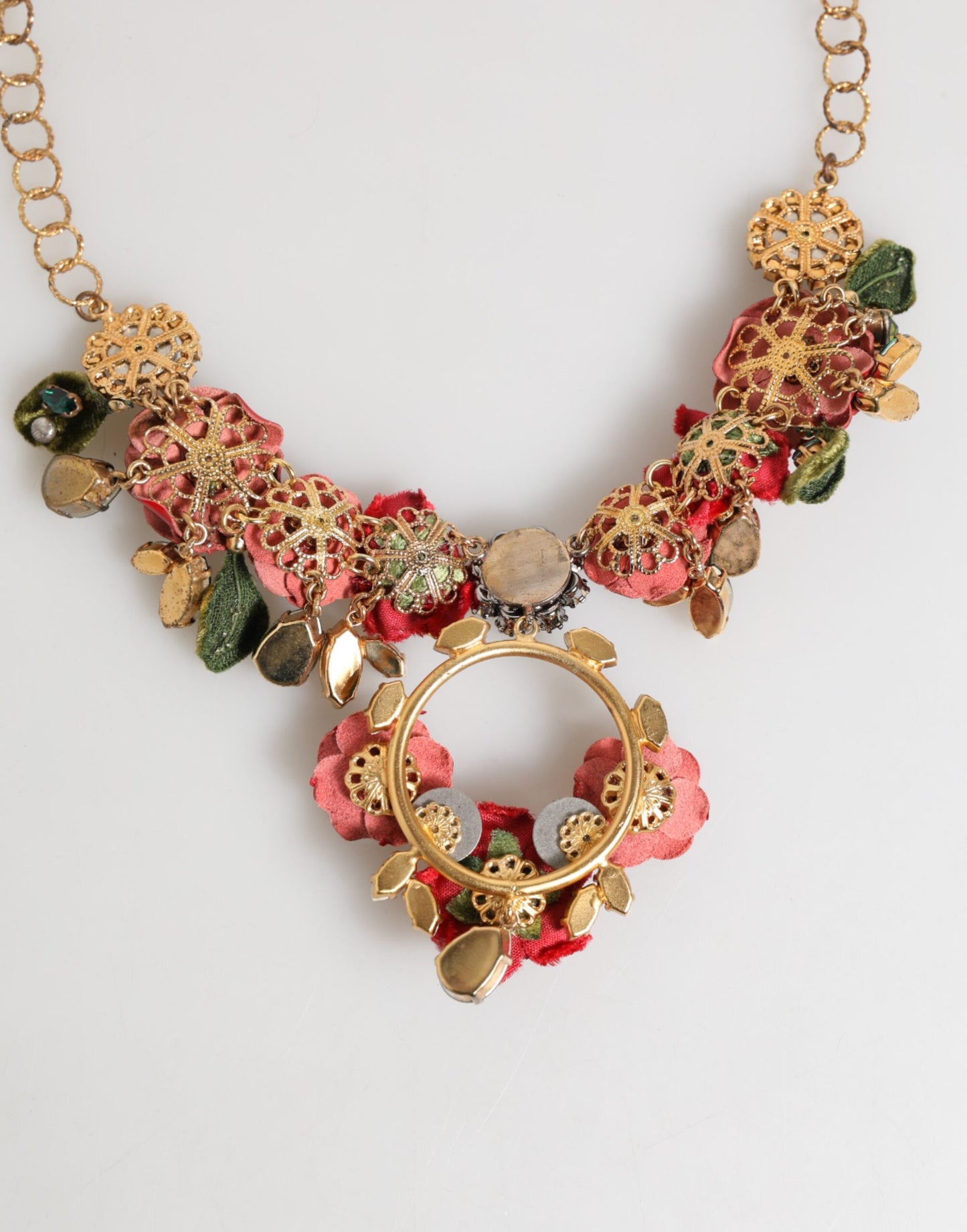 Collier bijou fantaisie Dolce &amp; Gabbana en forme de rose rouge, orné de cristaux et de fleurs.