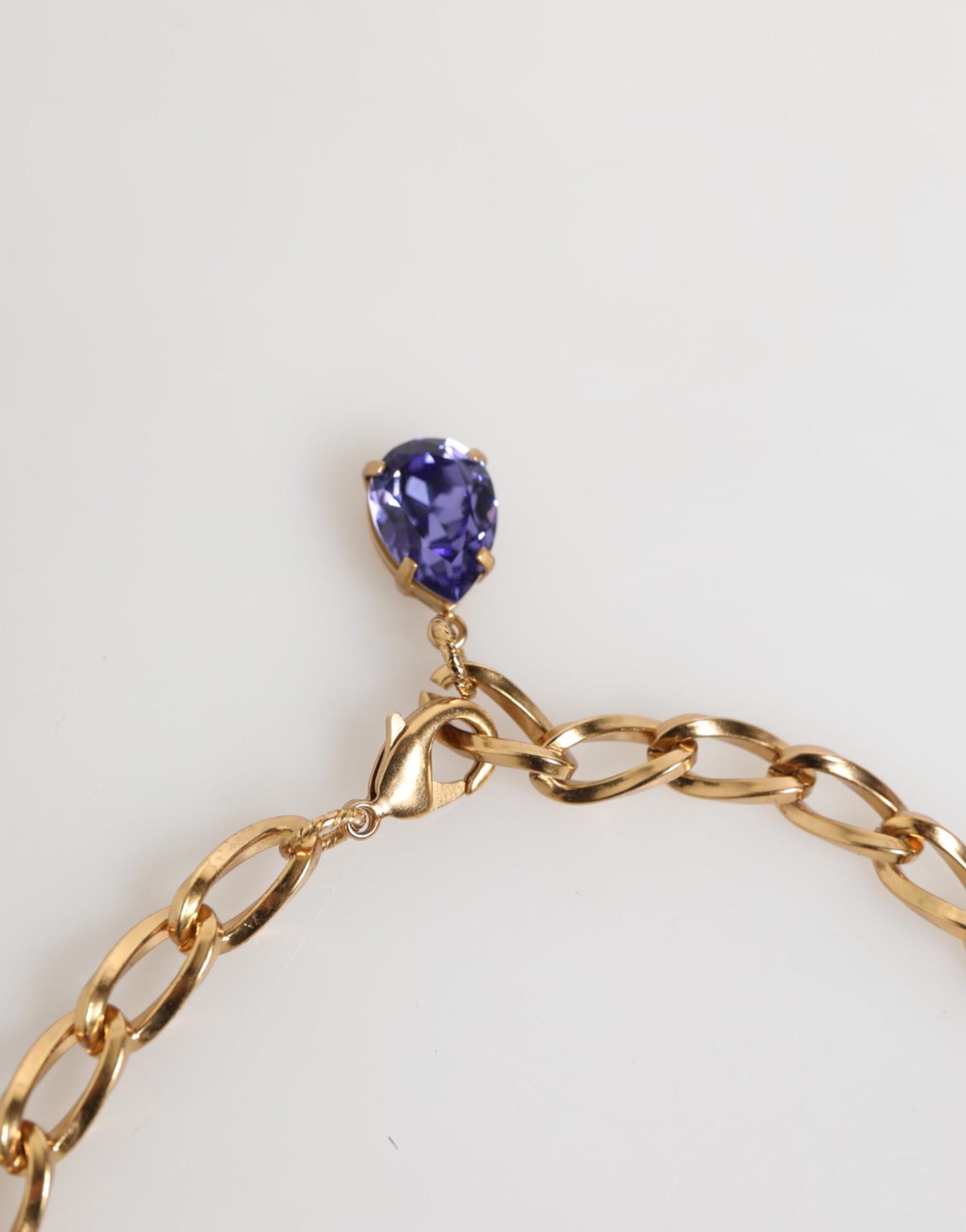 Collier pendentif Dolce &amp; Gabbana en laiton doré, perles de cristal, fleurs violettes.