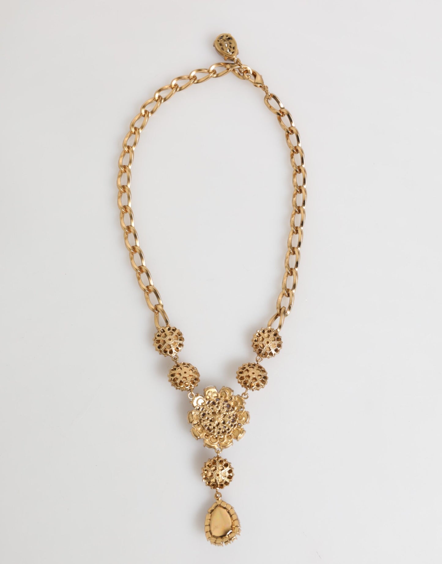 Collier pendentif Dolce &amp; Gabbana en laiton doré, perles de cristal, fleurs violettes.