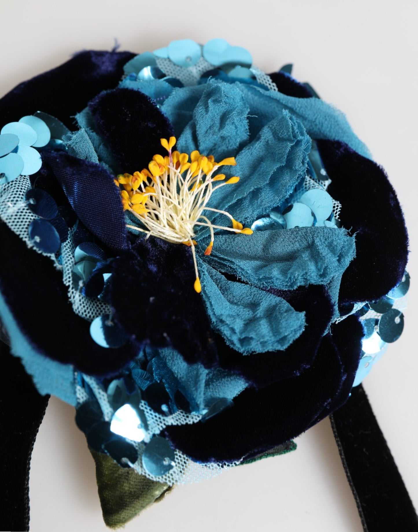 Collier ras-de-cou en velours bleu avec appliques florales et perles de cristal de Dolce &amp; Gabbana