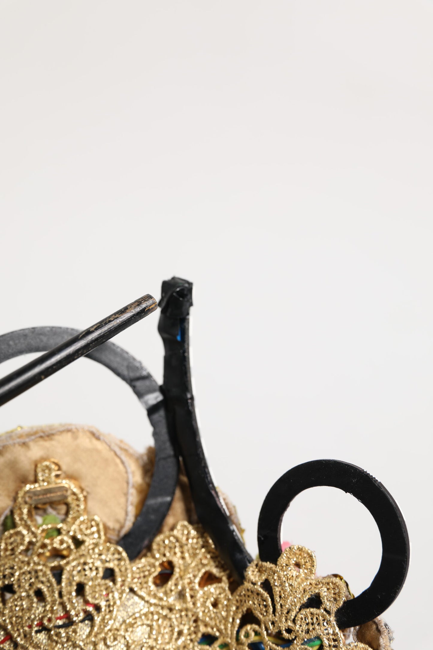 Diadème, couronne ou tiara Dolce &amp; Gabbana en laiton doré, ornements en cristal.