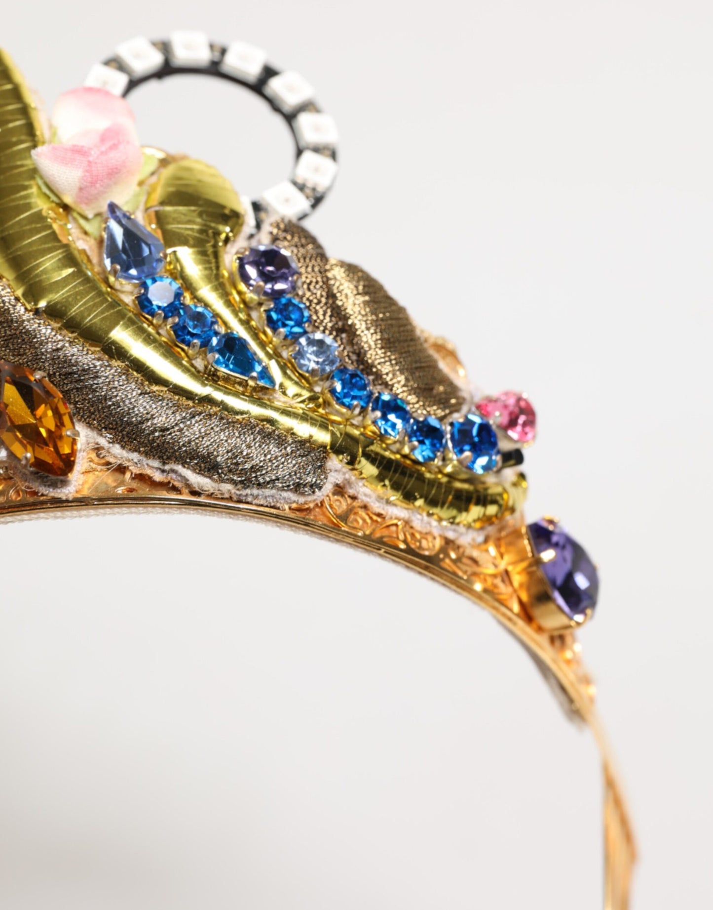 Diadème, couronne ou tiara Dolce &amp; Gabbana en laiton doré, ornements en cristal.