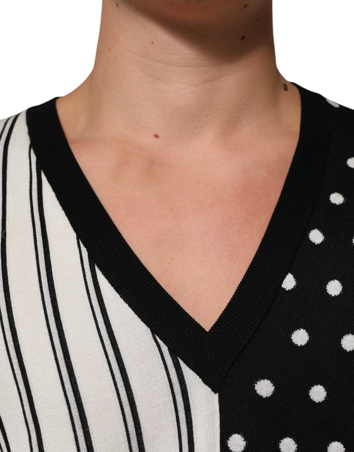 Pull en jersey à rayures noires et blanches et col en V de Dolce &amp; Gabbana