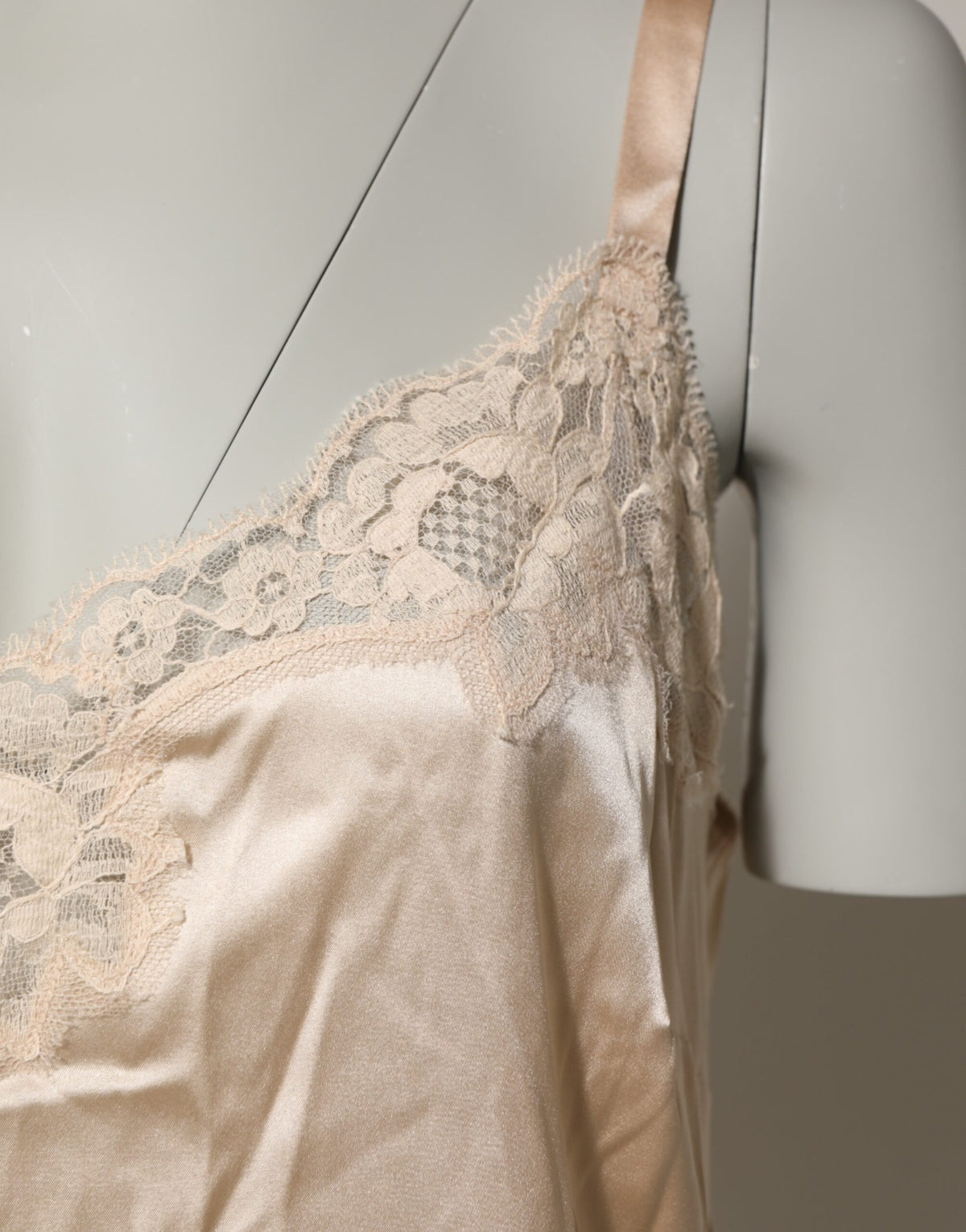 Dolce & Gabbana Chemise Lingerie en Soie Nude avec Dentelle
