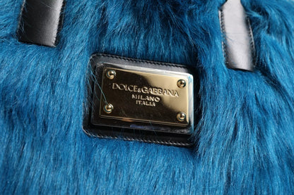 Sac à main porté épaule Dolce &amp; Gabbana bleu en fourrure avec plaque logo et double poignée.