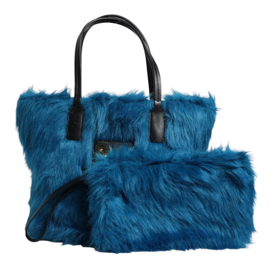 Sac à main porté épaule Dolce &amp; Gabbana bleu en fourrure avec plaque logo et double poignée.