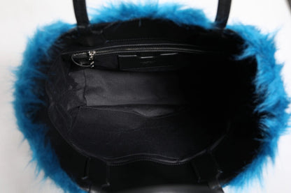 Sac à main porté épaule Dolce &amp; Gabbana bleu en fourrure avec plaque logo et double poignée.