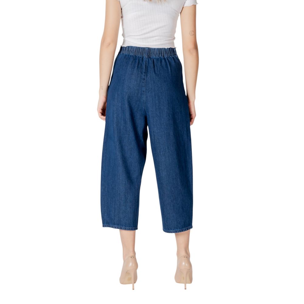 Seul le jean en coton bleu.