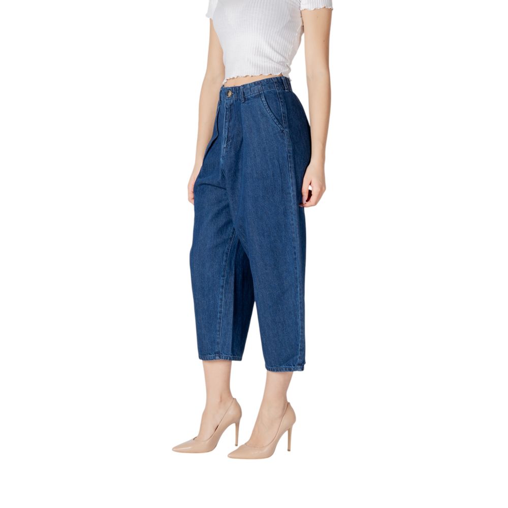 Seul le jean en coton bleu.