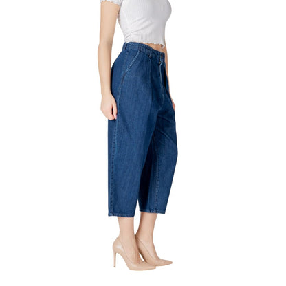 Seul le jean en coton bleu.