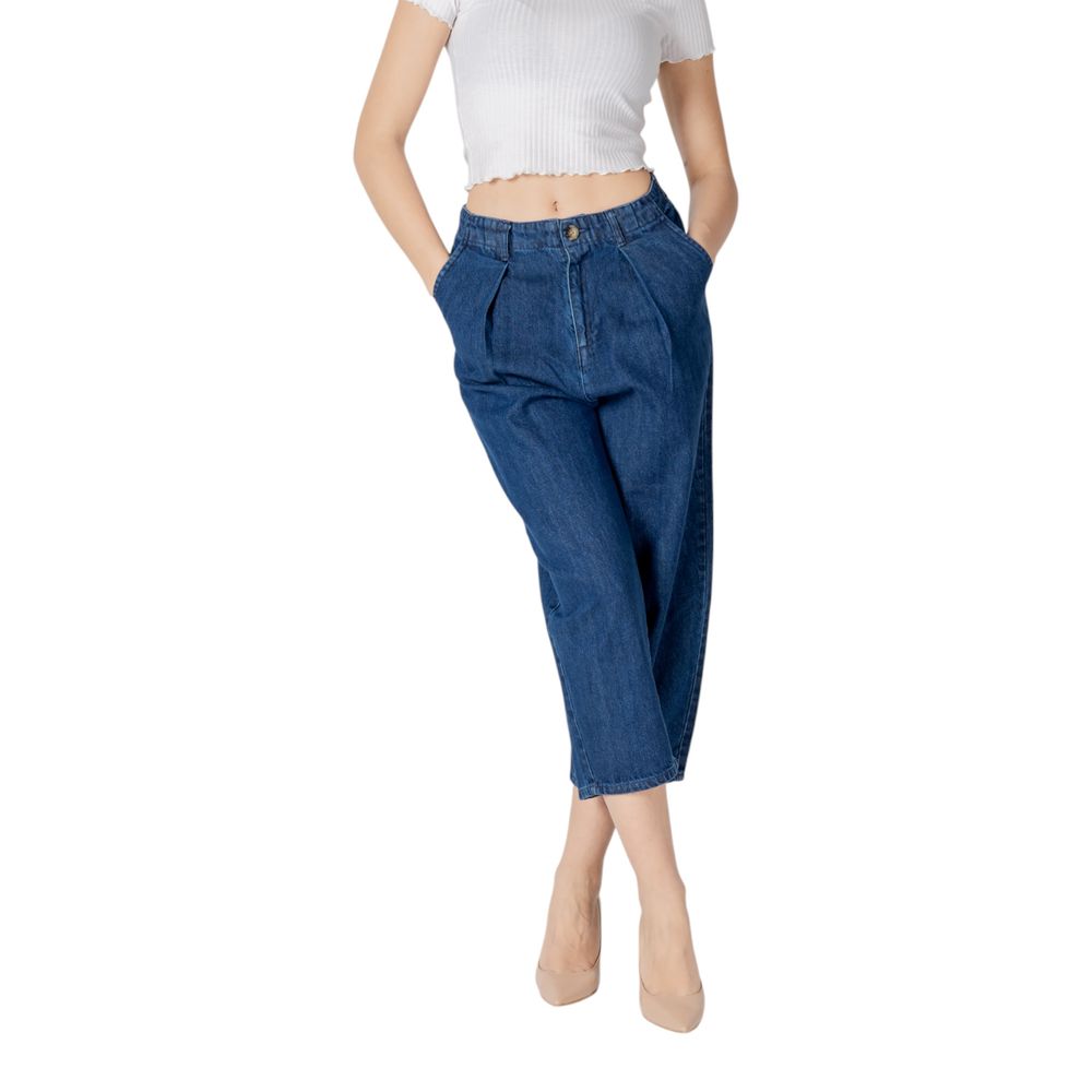 Seul le jean en coton bleu.
