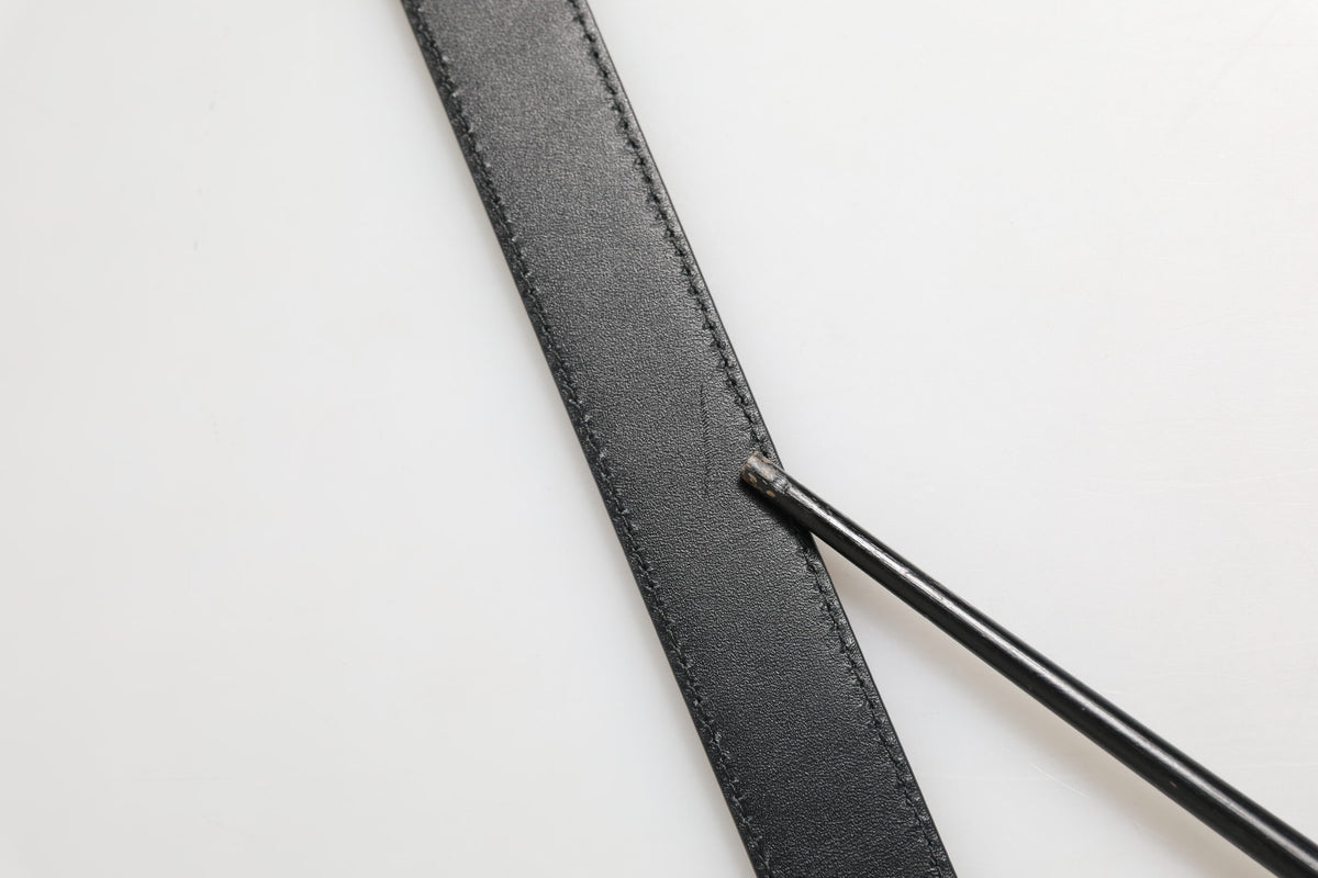 Ceinture homme en cuir noir texturé avec boucle argentée en métal de Dolce &amp; Gabbana