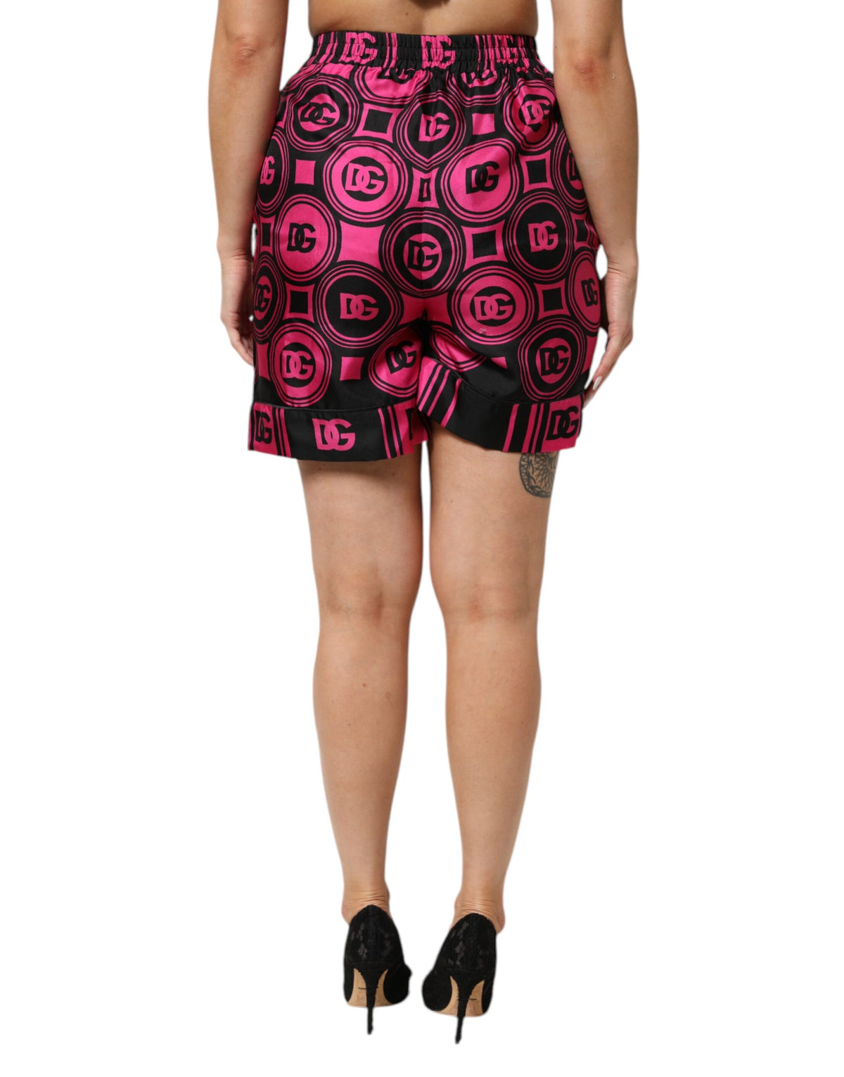 Dolce & Gabbana Shorts en Soie Rose et Noir avec Imprimé Logo DG
