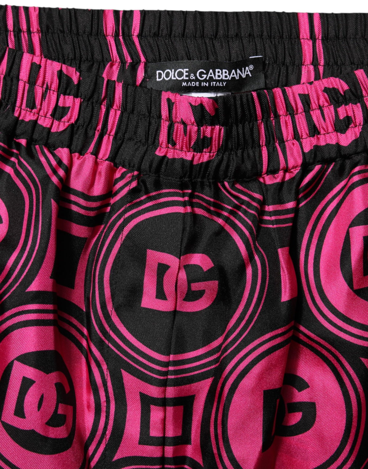 Dolce & Gabbana Shorts en Soie Rose et Noir avec Imprimé Logo DG