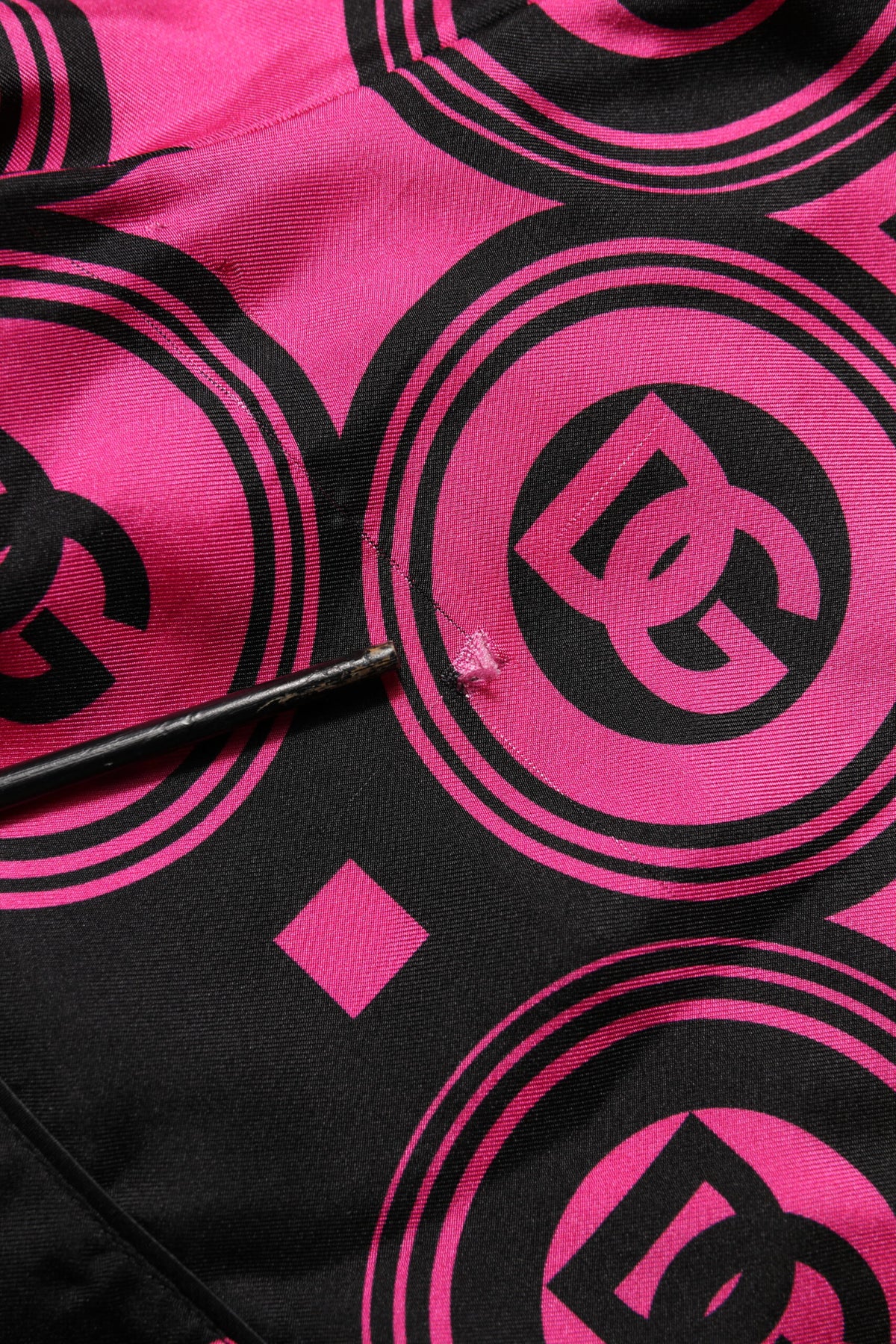 Dolce & Gabbana Shorts en Soie Rose et Noir avec Imprimé Logo DG