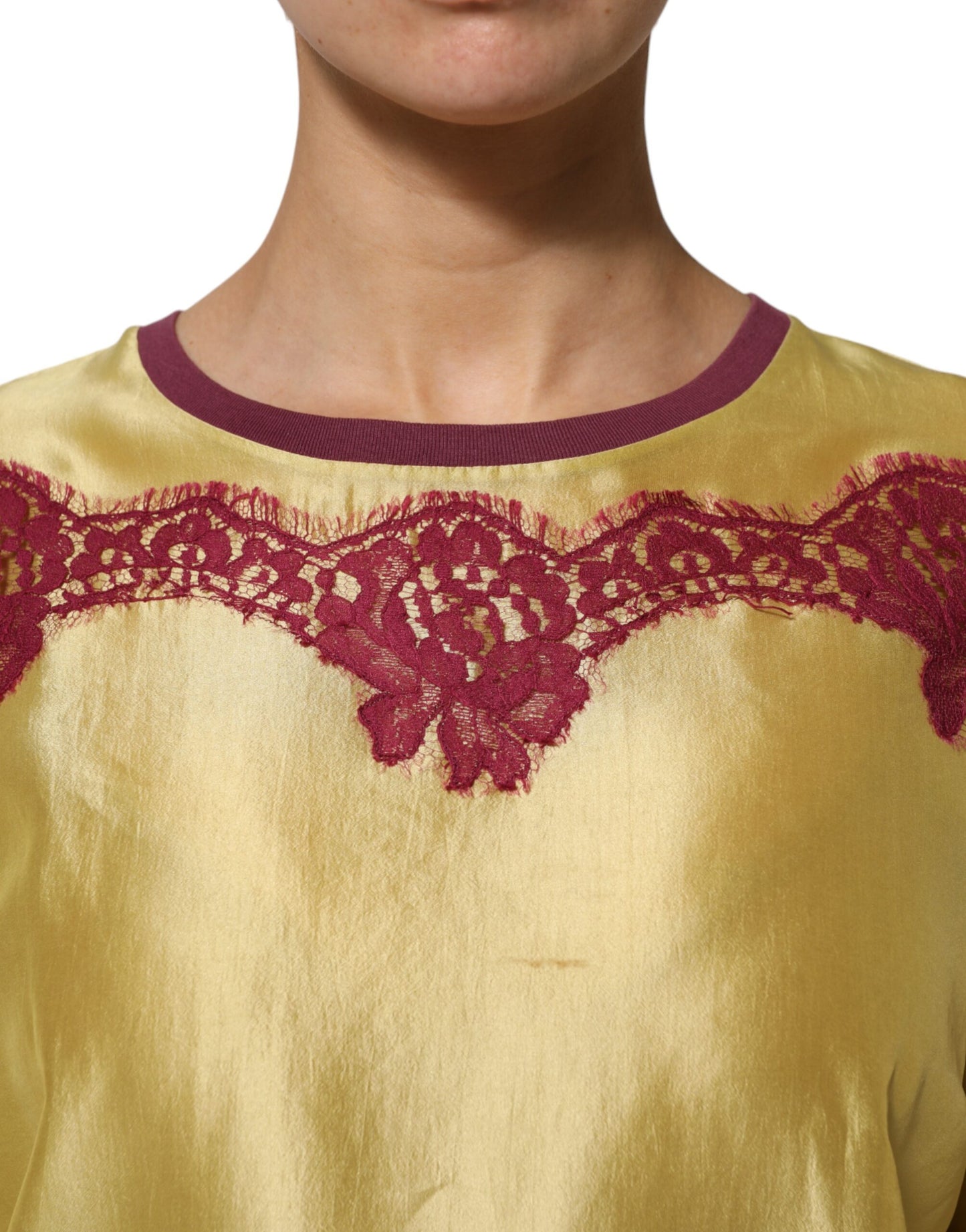 Top en satin de soie jaune à manches courtes, brodé de dentelle florale de Dolce &amp; Gabbana