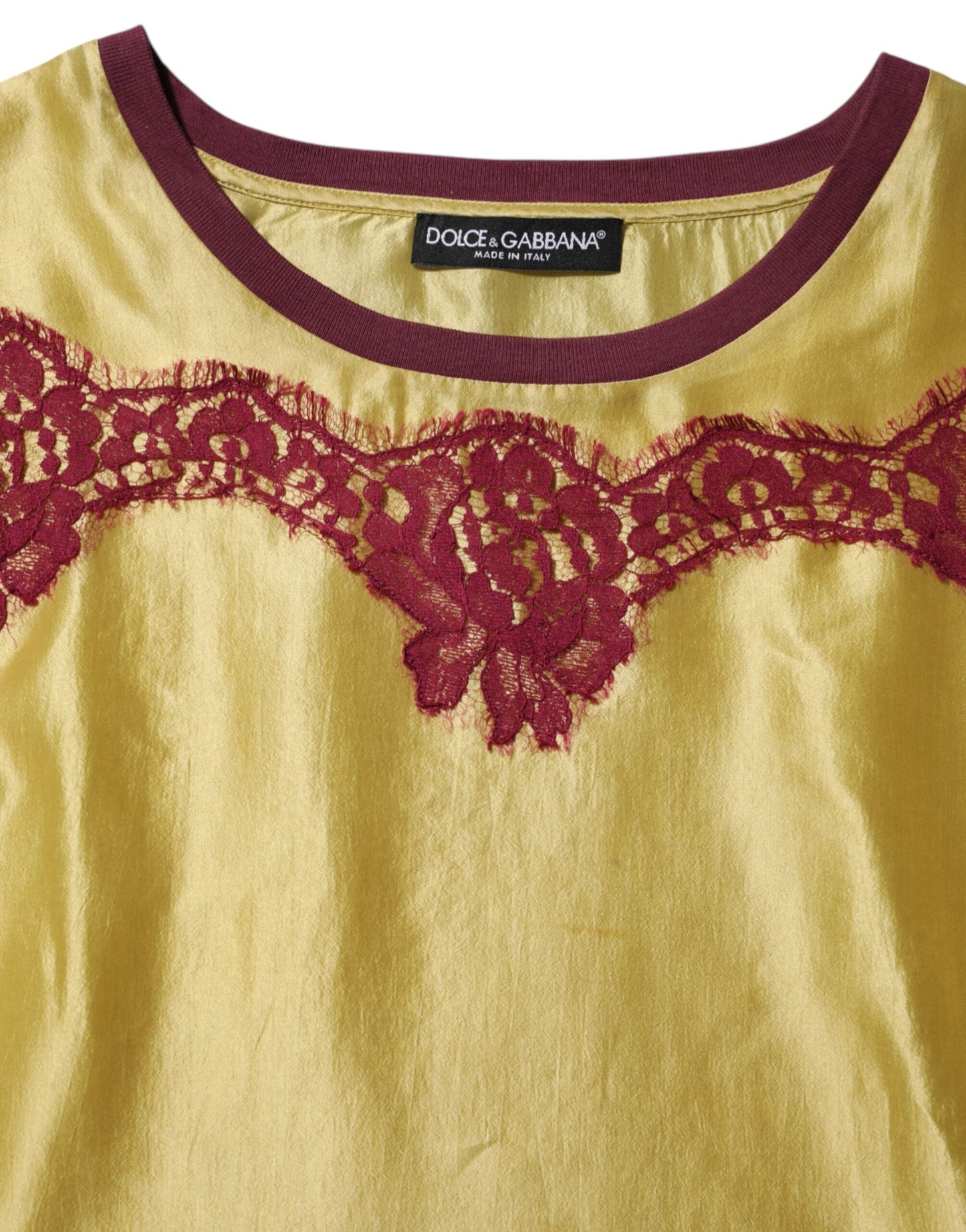 Top en satin de soie jaune à manches courtes, brodé de dentelle florale de Dolce &amp; Gabbana