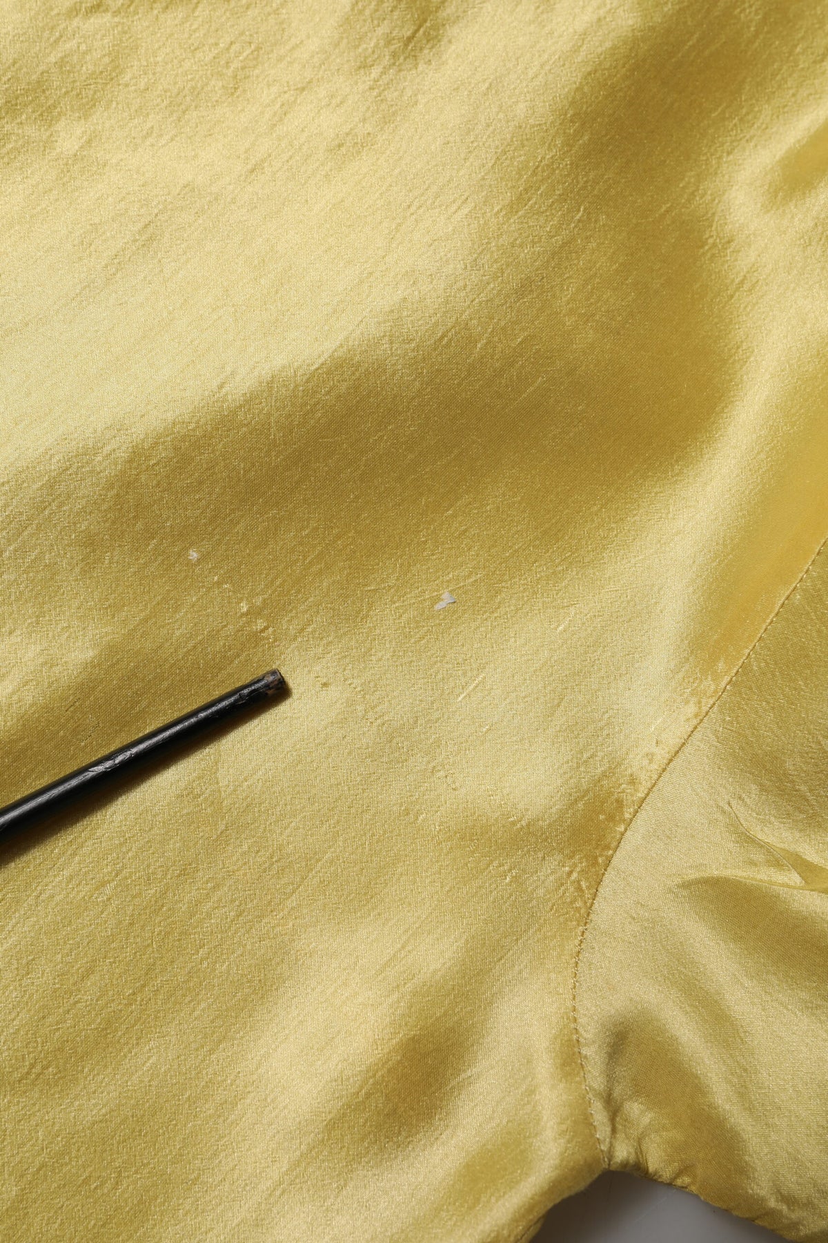 Dolce & Gabbana Top en Soie Satinée Jaune avec Détails en Dentelle