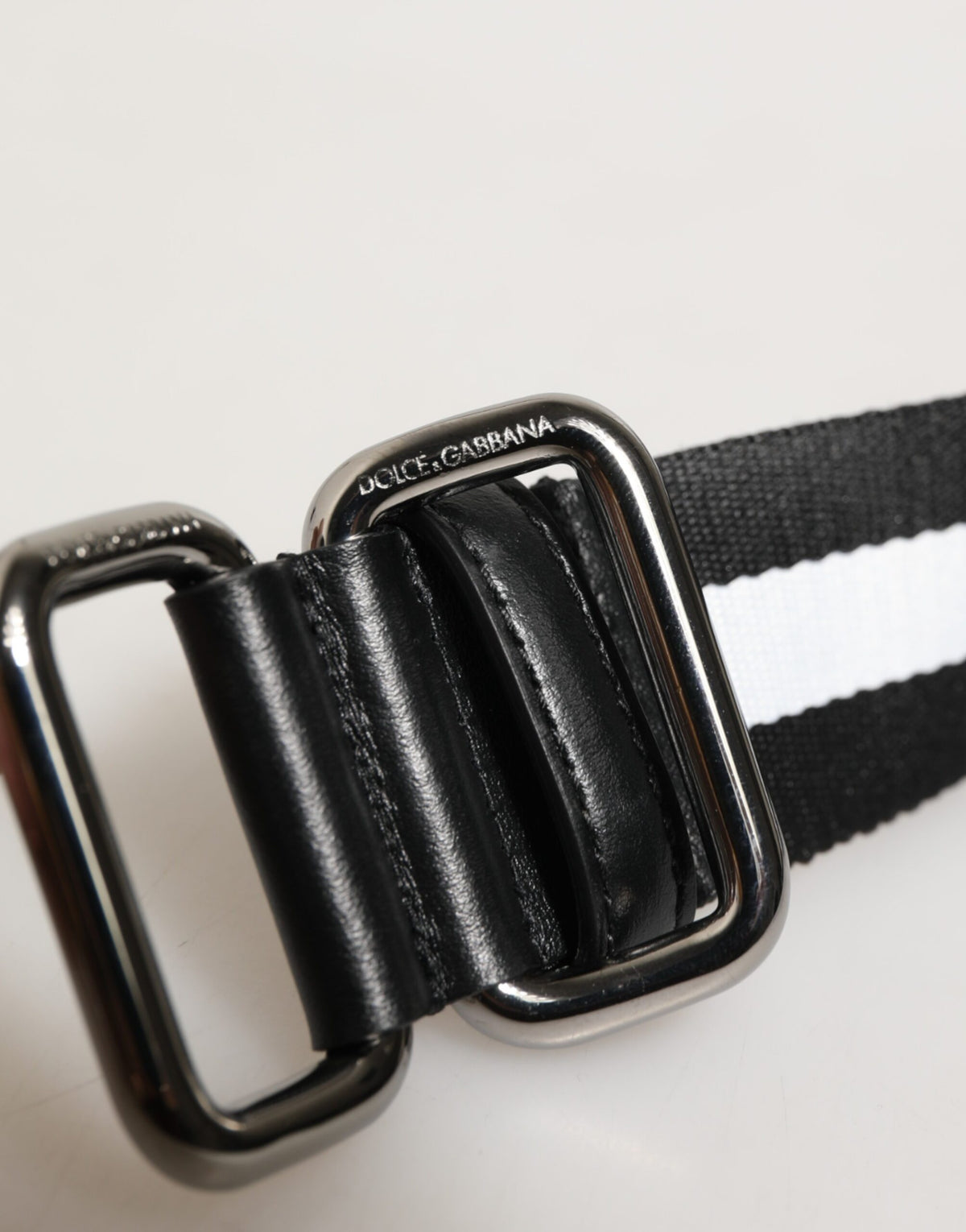 Ceinture Dolce &amp; Gabbana à rayures noires et blanches avec logo et boucle métallique