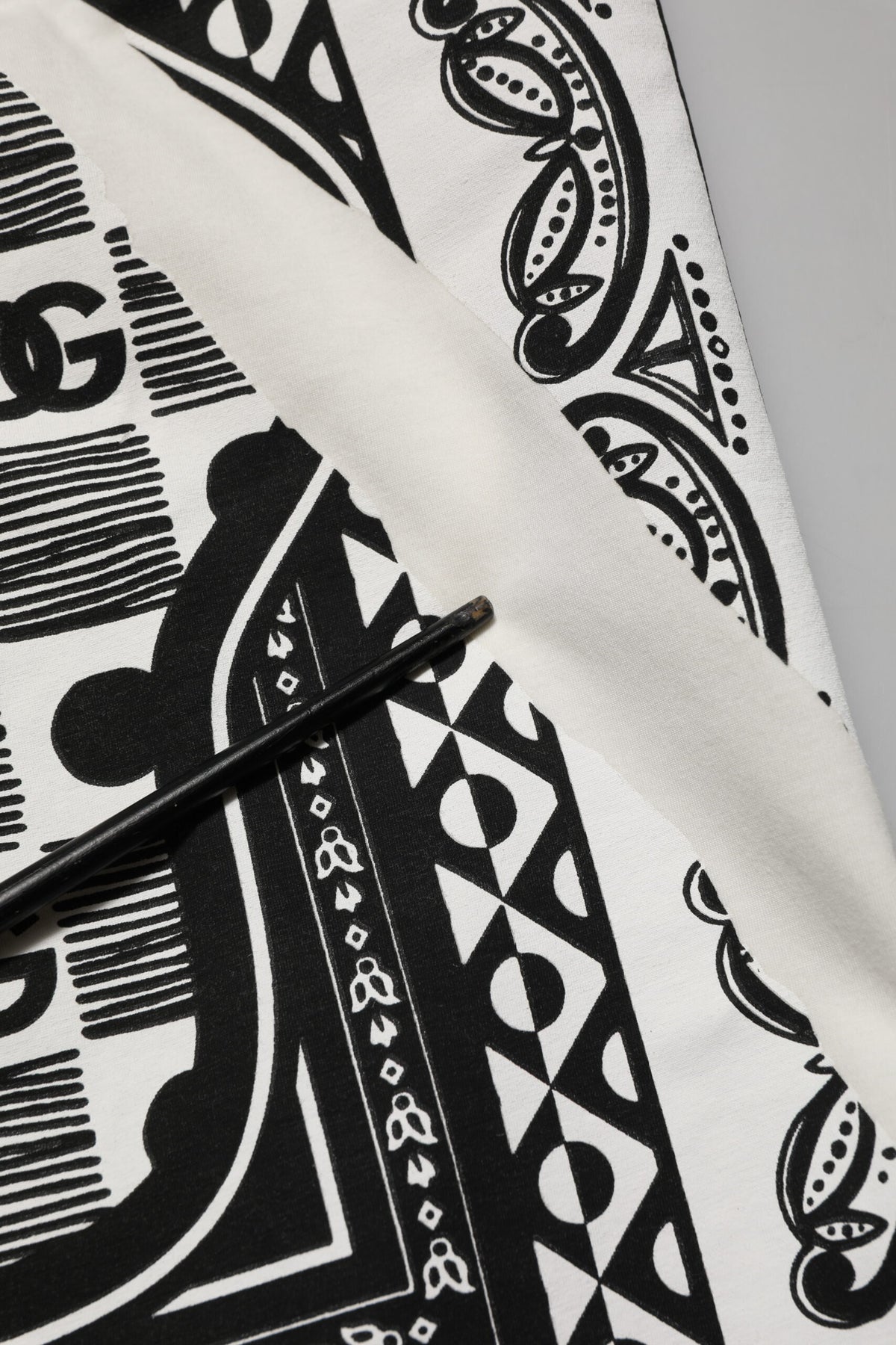 T-shirt homme en coton blanc Dolce &amp; Gabbana avec imprimé bandana et logo.
