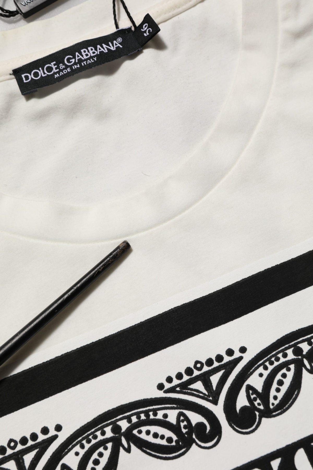 T-shirt homme en coton blanc Dolce &amp; Gabbana avec imprimé bandana et logo.