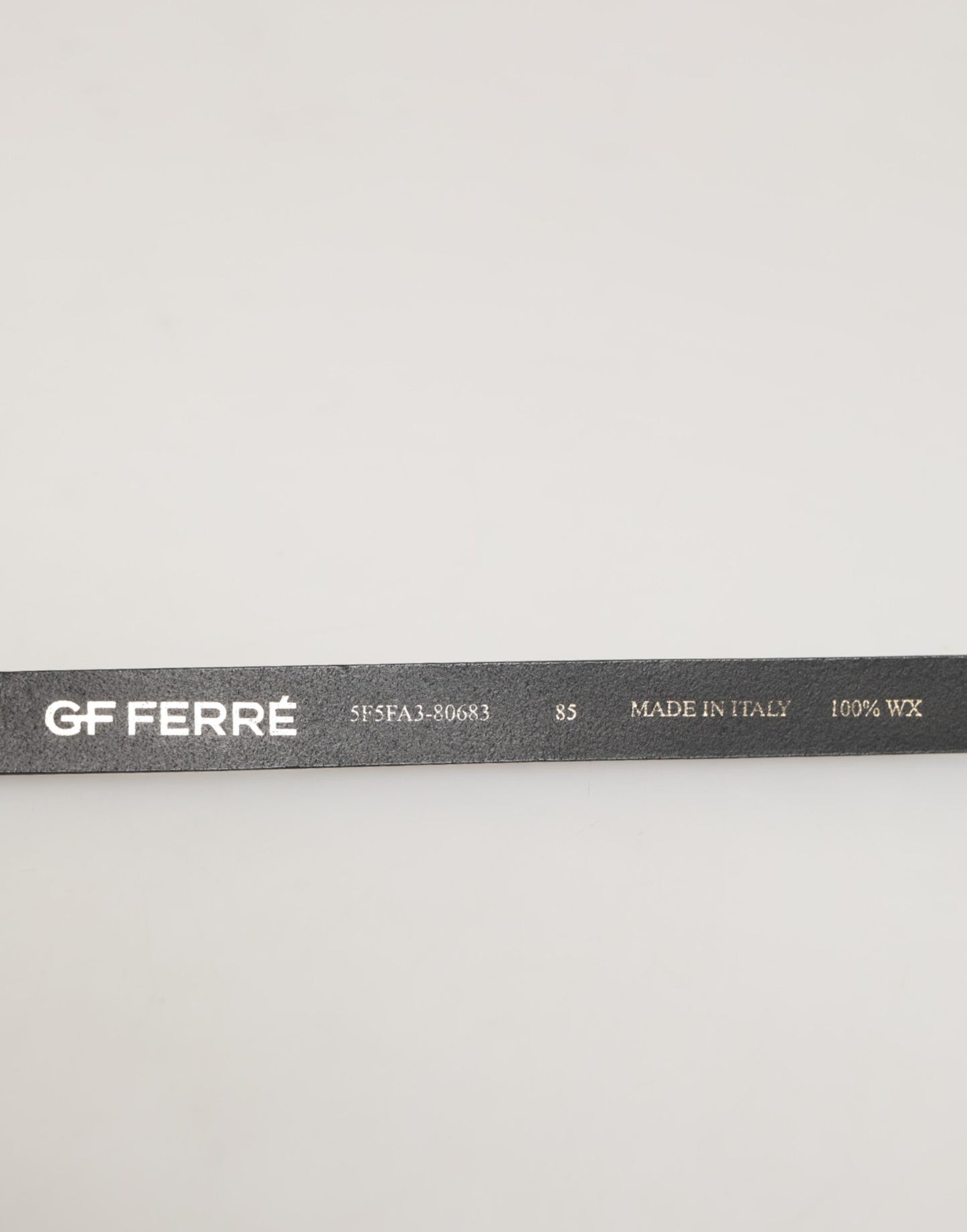 Ceinture homme en cuir noir GF Ferre, taille fine, boucle dorée.