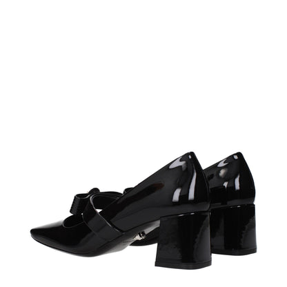 Escarpins à talons mi-hauteur en cuir noir Versace