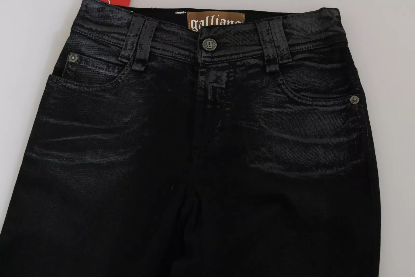 Jean décontracté en jean noir, taille haute et pattes d'éléphant, effet lavé, de John Galliano.