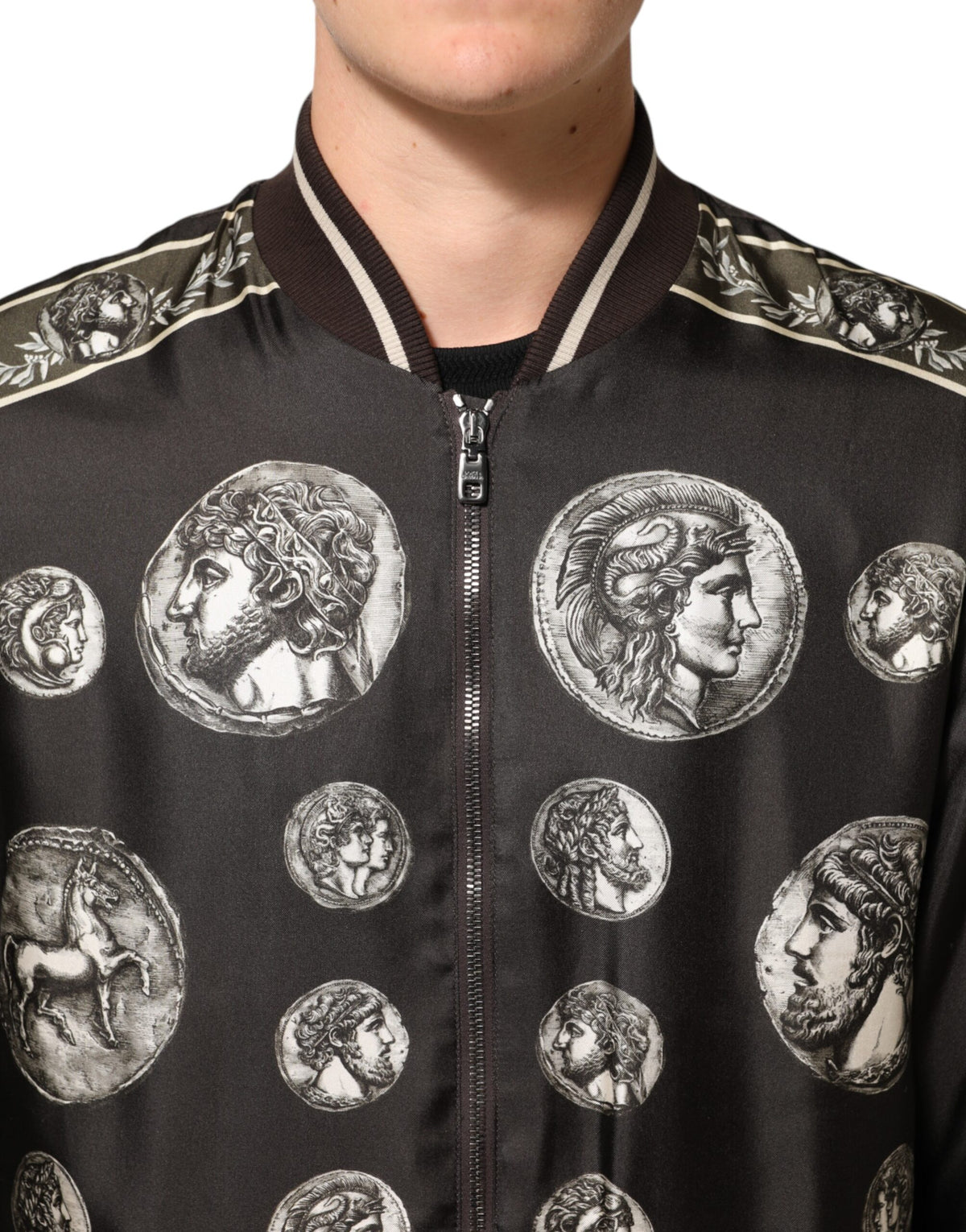 Dolce & Gabbana Veste bomber en soie noire à imprimé pièces de monnaie « Monete »