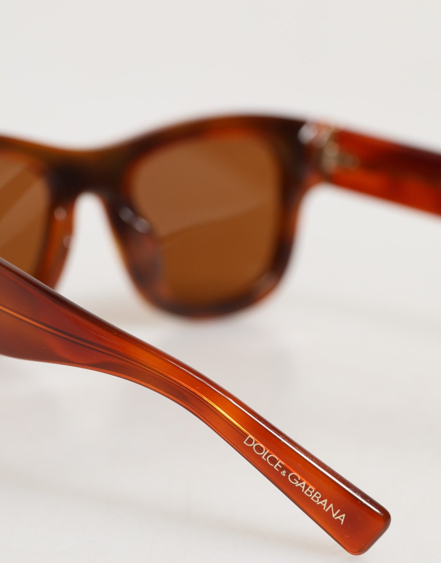 Lunettes de soleil carrées pour homme et femme Dolce &amp; Gabbana DG4391 en acétate vert et marron.