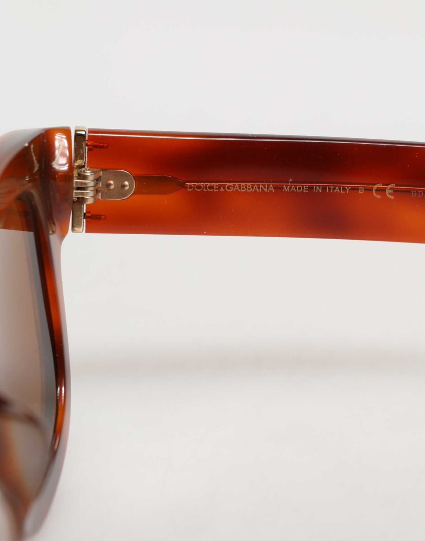 Lunettes de soleil carrées pour homme et femme Dolce &amp; Gabbana DG4391 en acétate vert et marron.