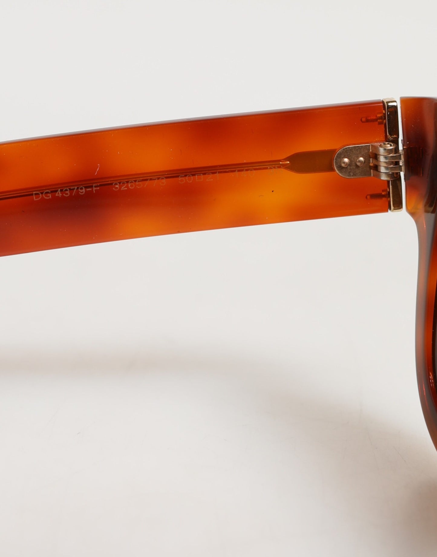 Lunettes de soleil carrées pour homme et femme Dolce &amp; Gabbana DG4391 en acétate vert et marron.