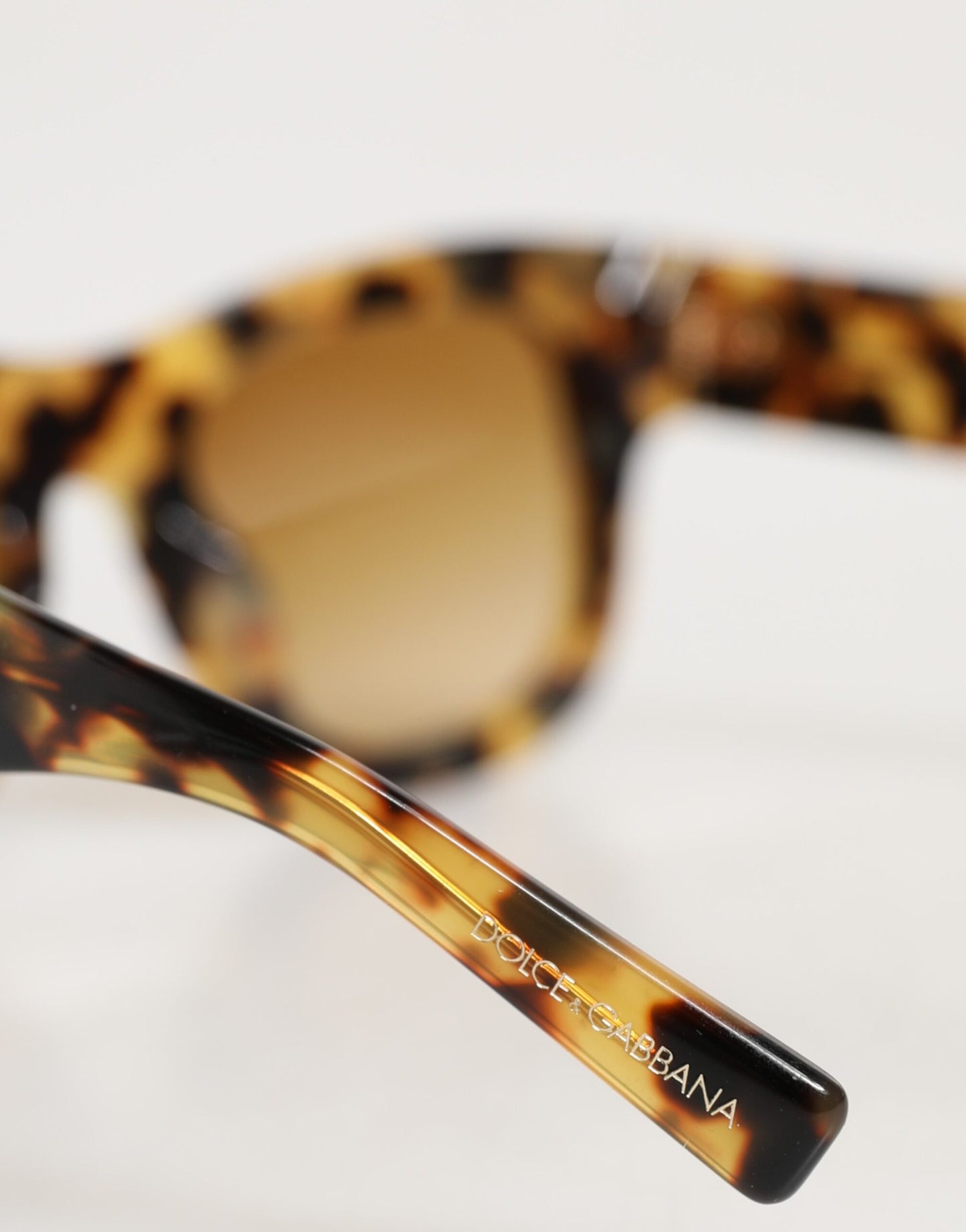 Lunettes de soleil Dolce &amp; Gabbana DG4379F en acétate blanc effet écaille de tortue dégradé.