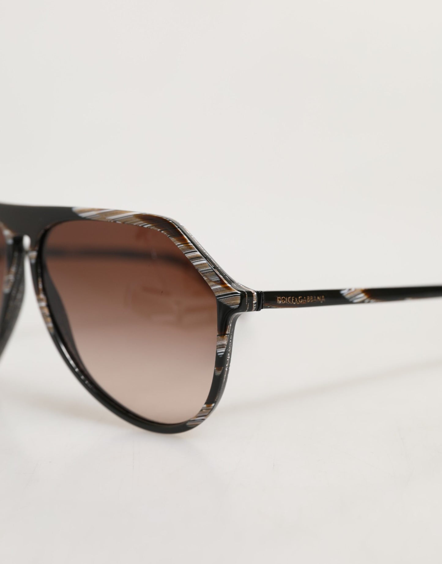 Lunettes de soleil aviateur déstructurées en acétate marron rayé avec verres dégradés de Dolce &amp; Gabbana
