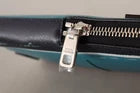 Pochette pour téléphone à bandoulière croisée en cuir bleu Dolce & Gabbana avec emplacement pour cartes et fente pour le cou.