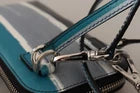 Pochette pour téléphone à bandoulière croisée en cuir bleu Dolce & Gabbana avec emplacement pour cartes et fente pour le cou.