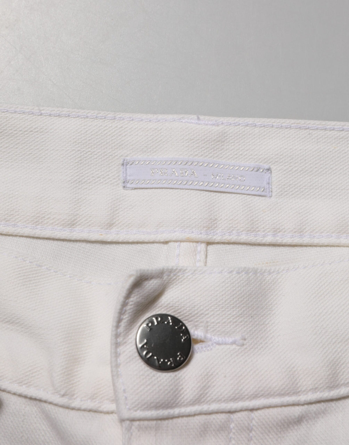Jean Prada blanc taille mi-haute coupe skinny, style décontracté