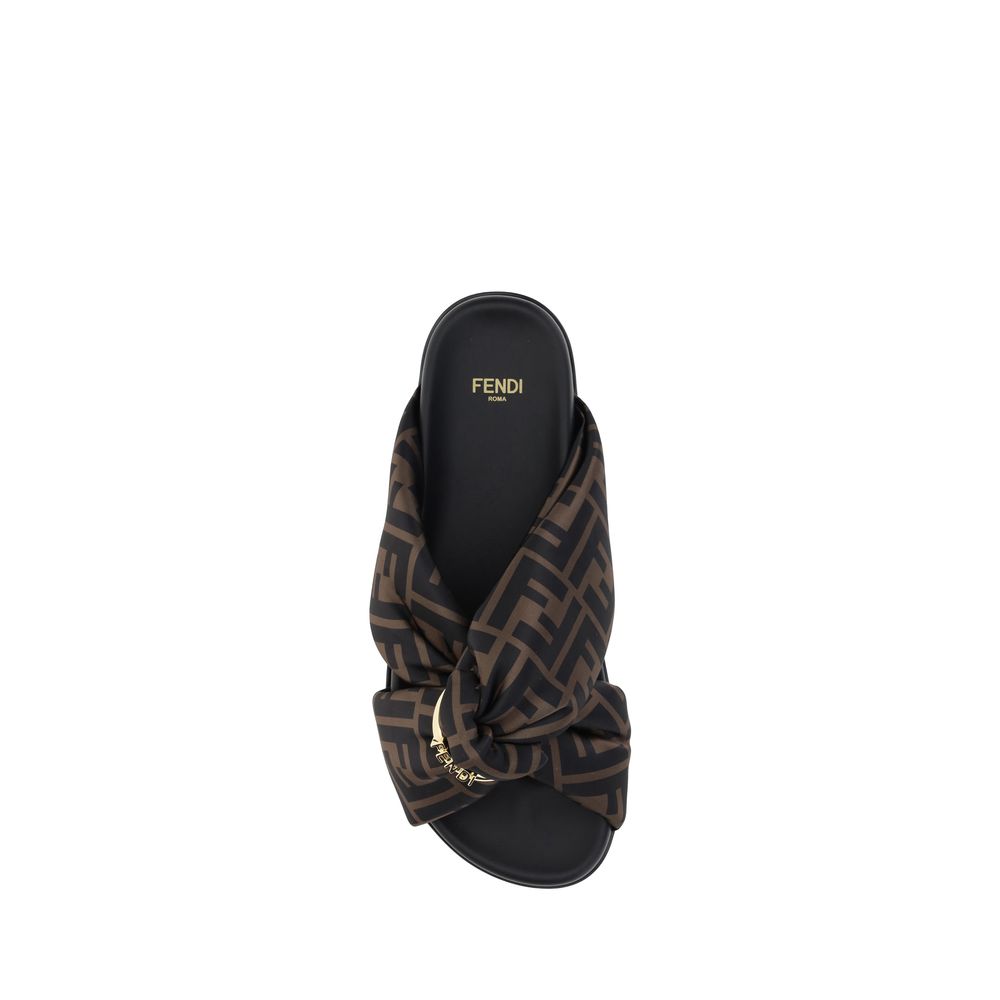 Sandales plates en satin Fendi
