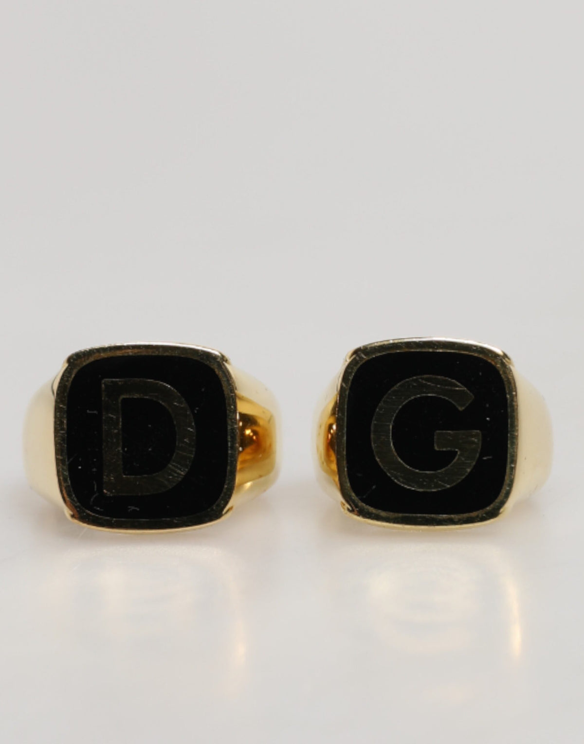 Bagues ajustables Dolce &amp; Gabbana en laiton véritable doré et émail noir « DG ».